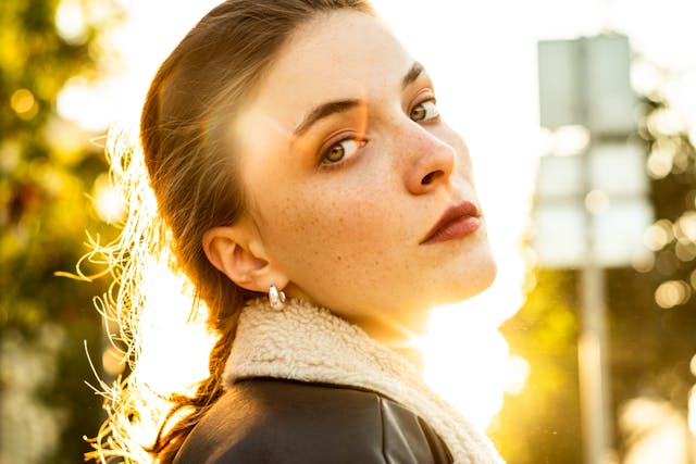 Wyjątkowe dodatki na co dzień – jak srebrne kolczyki wpływają na Twój styl?